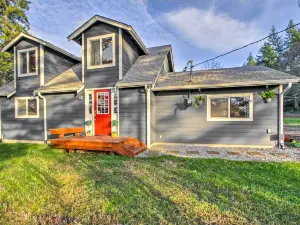 Peacock Hill Retreat on 1 Acre, 1 Mi to Harbor