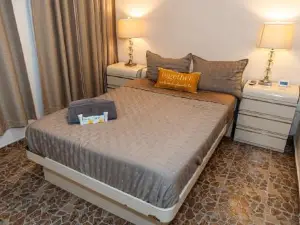 Compact Haven with Private Entrance and Free Parking and Laundry