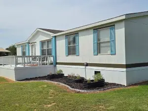Cozy country home just outside the city! Enjoy a quiet getaway with the family.