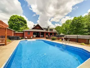 Come relax in a family friendly cabin w/ great amenities and a lake nearby!