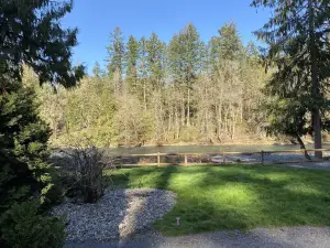 Charlies Riverfront Cottage