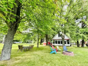 Sunrise Cottage Lake front with connecting river