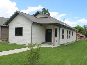 Well Appointed Vacation House in Ennis only 3 blocks from Main St.
