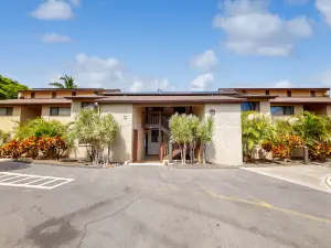 Beautiful home w/ocean & fairway views from lanai, shared pool/hot tub, & tennis