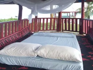 Vaiula Beach Fales