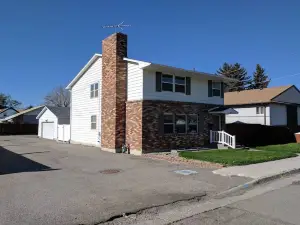 2 King Beds - 2 bedrooms - Basement Apt w/Kitchen