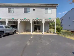 Pet-Friendly Oak Harbor Condo Walk to Lake!