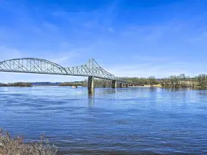 Walk to River: Unique Studio in Renovated Bar!