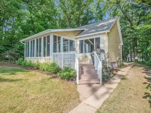 Waterfront Newaygo Cottage w/ on-Site Lake Access!