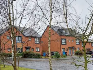 Runcorn-House-Sleeps6-Parking-Garden