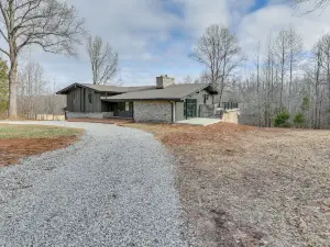 'The Duck Farm' Sugar Tree Hideaway w/ Yard!