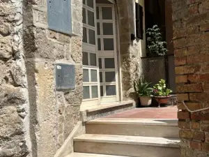 bello, simpatico, comodo,