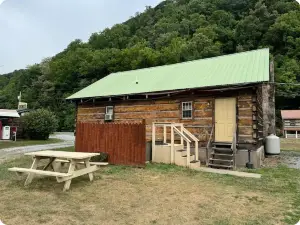 Charming 3-bedroom 5 bed cabin with WiFi in scenic Seneca Rocks