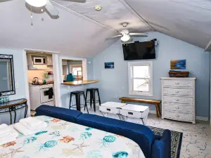 Charming Coastal Cottage with Sun Porch - Delightful Couples Retreat