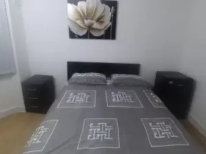 Coventry Stay - Sleeps 8 Free Parking & Pets