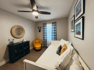 Renovated Ranch: 3BDRM 2BATH with King Bed, En-Suite, Sleeps 6, Hot Tub & more!