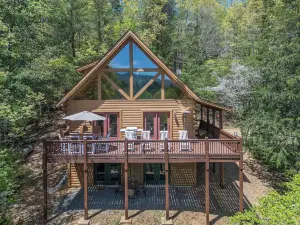 Unwind Fireside and Game Room Fun! Warne Mtn Escape