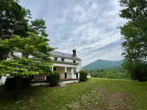 Peaceful Mountain Escape for Families – 3BR 2BA Farmhouse at Base of Sharp Top