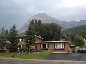 Canadian Rockies Inn - Adults Only