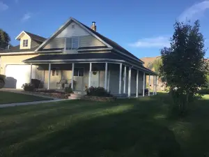 Mountain Valley Getaway. Cozy farmhouse near a beautiful lake in northern Utah.