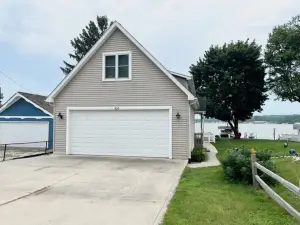 Huge waterfront lake house on Manitou- perfect year round retreat, sleeps 10