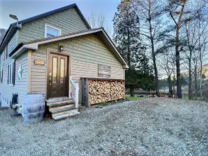 Maples Retreat ~ Wood Fireplace ~ Cozy Vibes ~Beautiful Views!