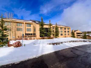 Ski-in Retreat Nestled Among Trees - WiFi, Near Lifts