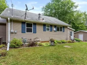 Chute Pond Chalet: Charming 4-Bed Lakefront Cottage on Chute Pond