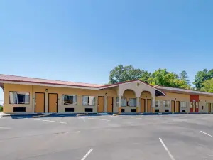 Econo Lodge Inn & Suites