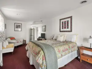 Mountain Retreat - Fireplace, Fire Pit, Deck, WiFi