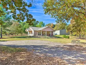 Kingston Home w/ Patio < 4 Mi to Lake Texoma!