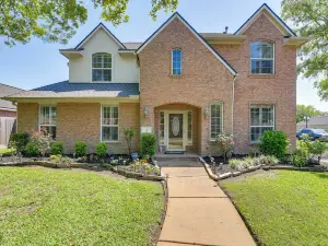 Patio, BBQ & Yard: Family Retreat in Pearland