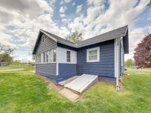 Homey Cottage with Sunroom & Smart TV!