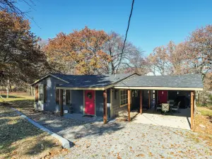 ประมาณ 3 ไมล์ ถึง ทะเลสาบ เท็กโซมา: คิงส์ตัน แฟมิลี่ รีทรีต