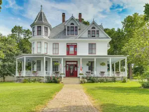 Creekfront Yellville Manor w/ Parlors & Fire Pit!