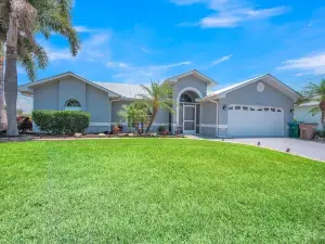 Gorgeous Villa in Cape Coral, Florida's Gulf Coast 3 Bedroom Villa by Redawning