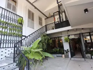 Bloom Boutique Hotel & Cafe