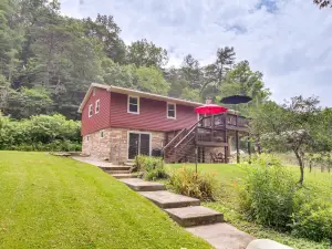 Eagle Rock Cottage: Cozy Creekside Getaway w/ Deck