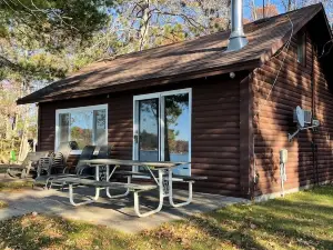 Lakeside Cabin - Sandy Beach & Amazing Lake View!