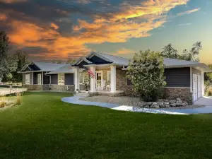Romantic cheerful home close to many attractions