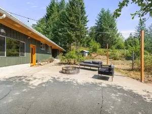 Mid-Century 4-BD Cabin with Game Room Near Mt. Rainier - Goldfinch Pines