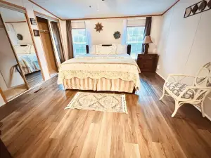 Large Home with Ample Space for Family and Groups