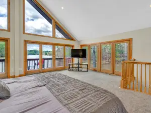 The Inner Banks - Lakefront chalet with 180-degree lake views, dock & beach