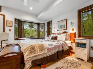 Spectacular dog-friendly lakefront house with washer/dryer & fast WiFi