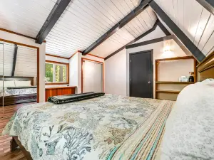 Enchanting cabin with hot tub, full kitchen, & washer/dryer - dog-friendly