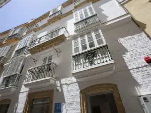 カジュアル コン デュエンデ カディス ホテル