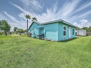 Half-Mi to Seadrift Harbor Seadrift Home with Deck