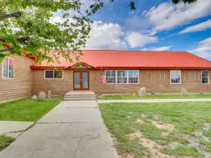 Rural Mountain-View Home Near Hiking and Off-Roading