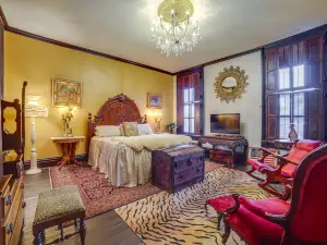 Vintage Apartment in Historic Downtown la Porte!