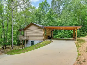 Cozy Tennessee Retreat w/ Patio & Charcoal Grill!